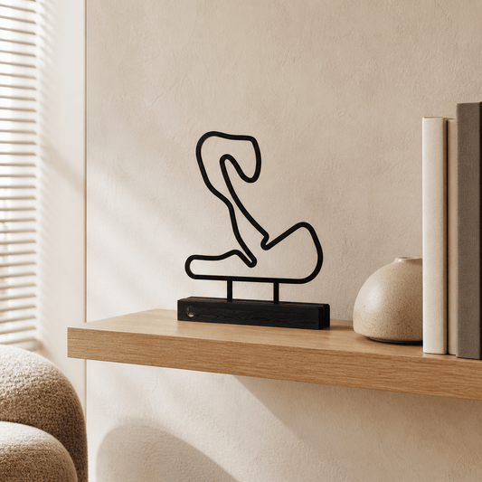 Het stalen silhouet van Circuit Zandvoort in een modern interieur, zijdeglans zwarte afwerking.