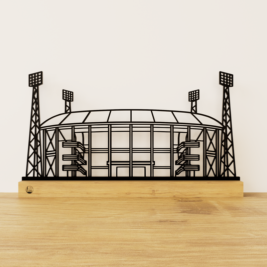 Minimalistisch De Kuip stadion silhouet van zwart staal op een naturel eikenhouten voetstuk.