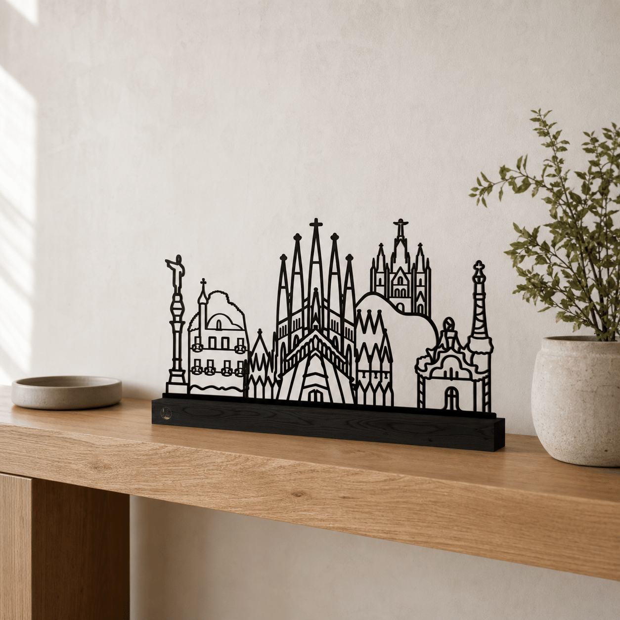 Het stalen silhouet van de monumenten van Barcelona in een modern interieur.