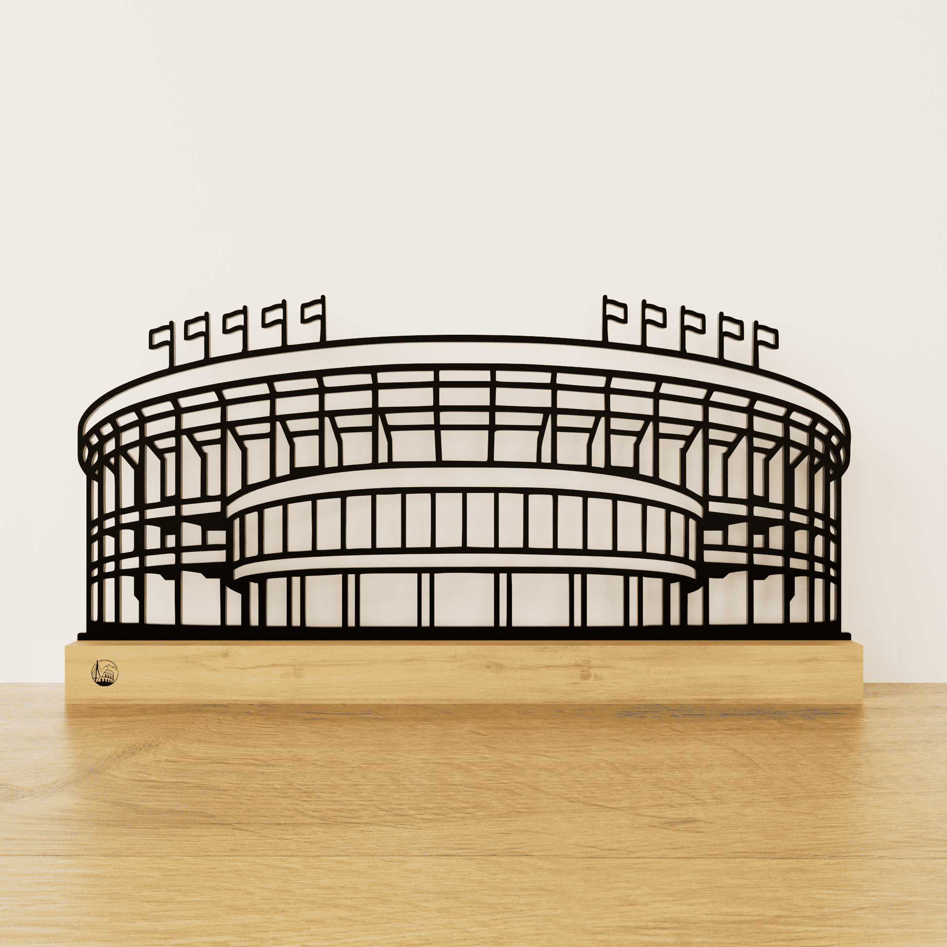 Minimalistisch Camp Nou stadion silhouet van zwart staal op een naturel eikenhouten voetstuk.