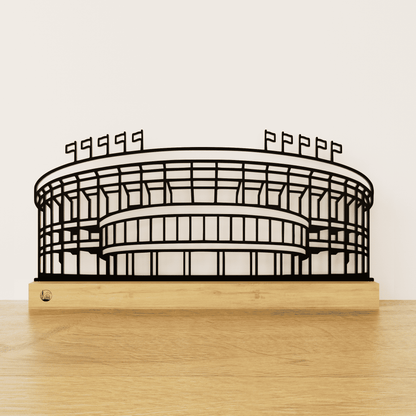 Minimalistisch Camp Nou stadion silhouet van zwart staal op een naturel eikenhouten voetstuk.