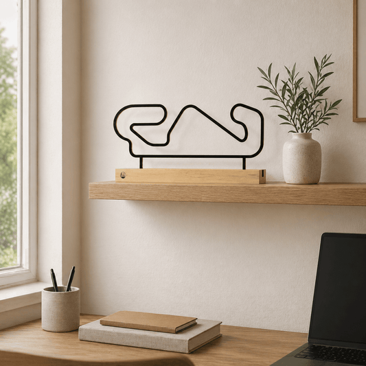Luxe Barcelona circuit decoratie als minimalistisch interieurstuk in een modern kantoor.
