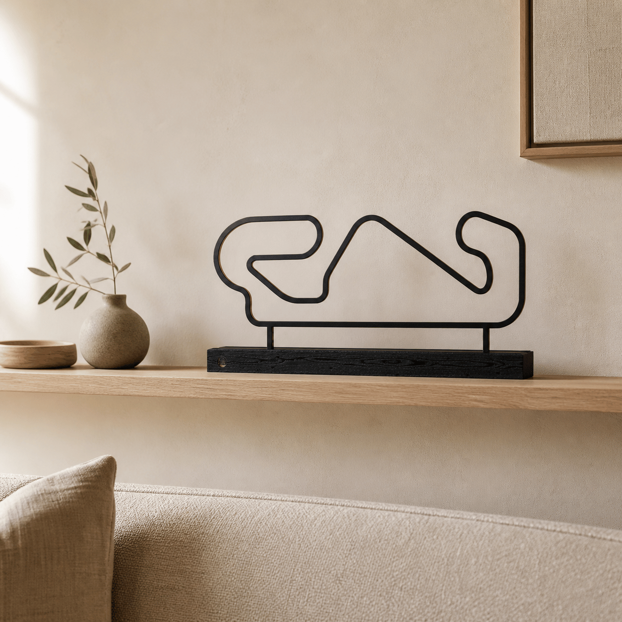 Het stalen silhouet van Circuit de Barcelona-Catalunya in een modern interieur, zijdeglans zwarte afwerking.