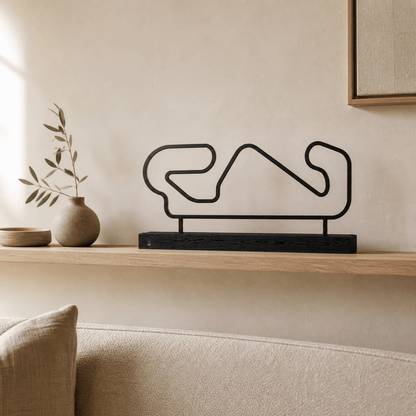 Het stalen silhouet van Circuit de Barcelona-Catalunya in een modern interieur, zijdeglans zwarte afwerking.