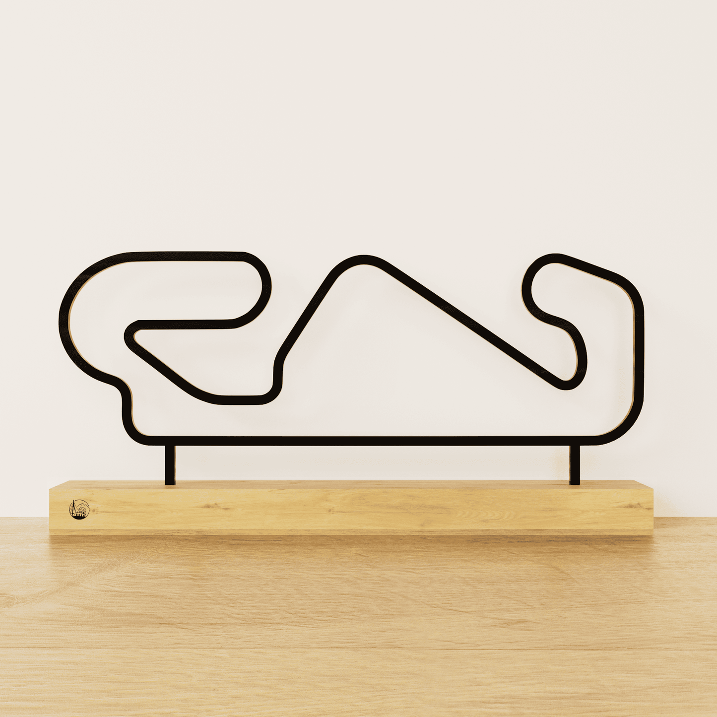 Minimalistisch Circuit de Barcelona-Catalunya silhouet van zwart staal op een naturel eikenhouten voetstuk.