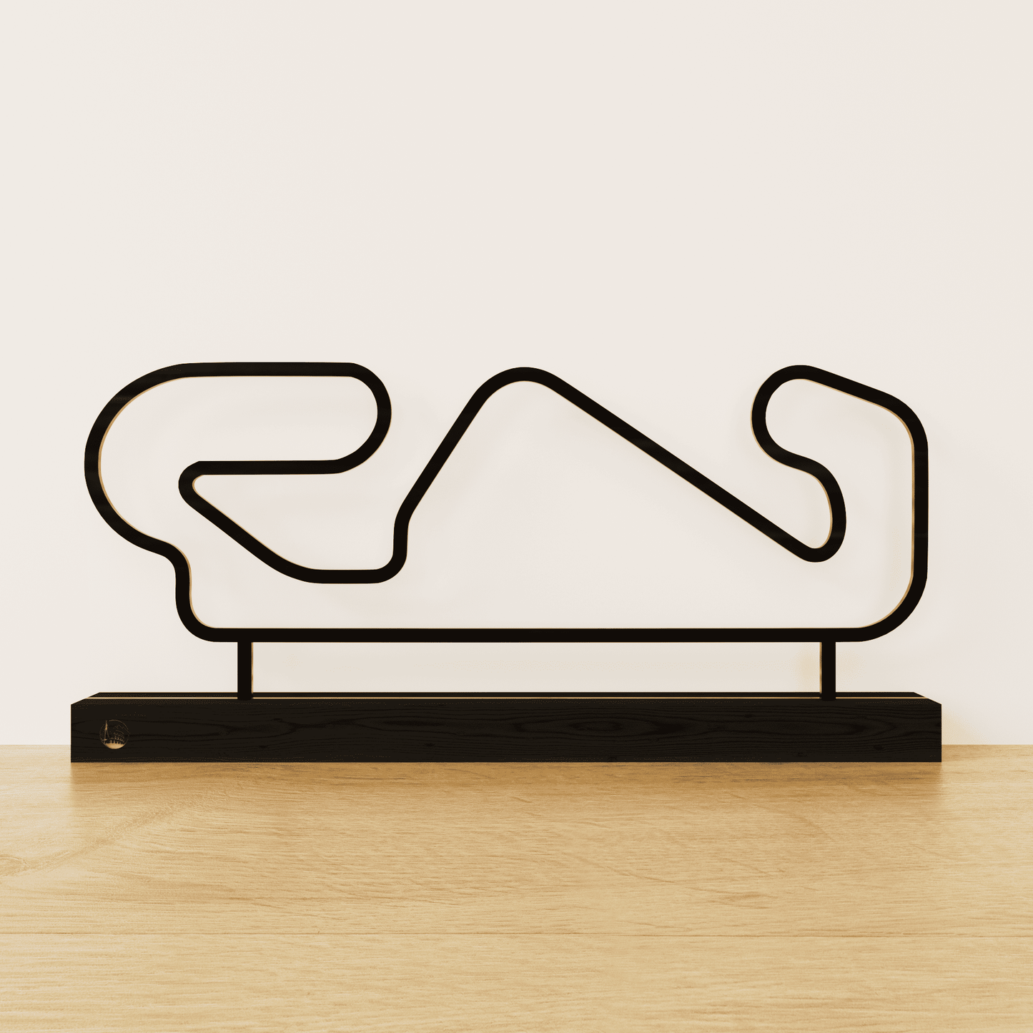 Minimalistisch Circuit de Barcelona-Catalunya silhouet van zwart staal op een matzwart eikenhouten voetstuk.
