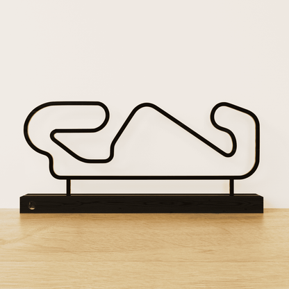 Minimalistisch Circuit de Barcelona-Catalunya silhouet van zwart staal op een matzwart eikenhouten voetstuk.