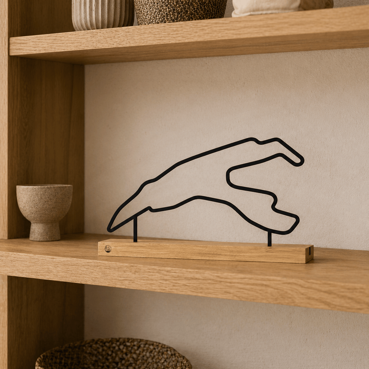 Luxe Spa-Francorchamps decoratie als minimalistisch interieurstuk in een moderne woonkamer.