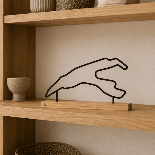 Luxe Spa-Francorchamps decoratie als minimalistisch interieurstuk in een moderne woonkamer.