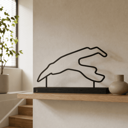 Het stalen silhouet van Circuit de Spa-Francorchamps in een modern kantoor, zijdeglans zwarte afwerking.