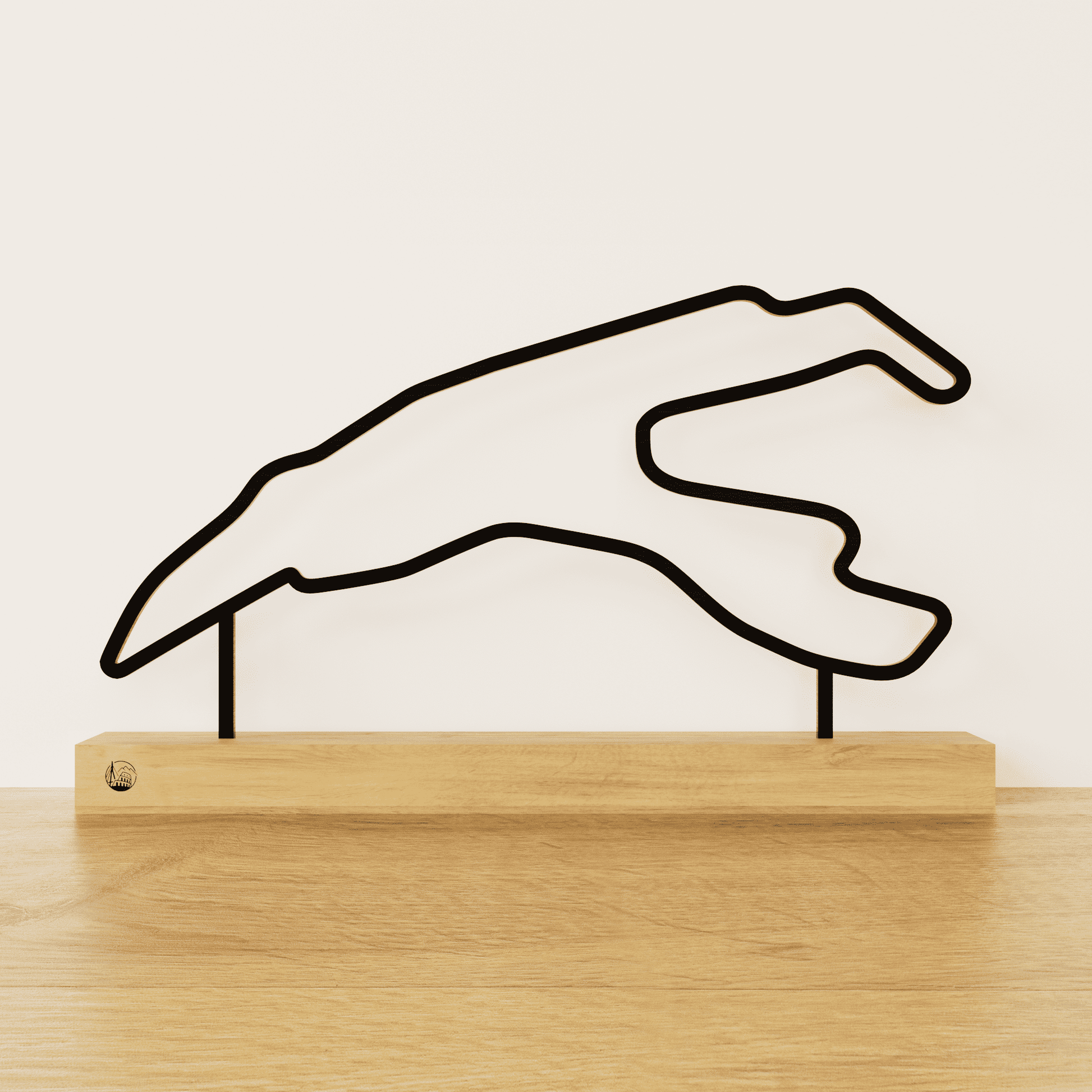 Minimalistisch Spa-Francorchamps circuit silhouet van zwart staal op een naturel eikenhouten voetstuk.