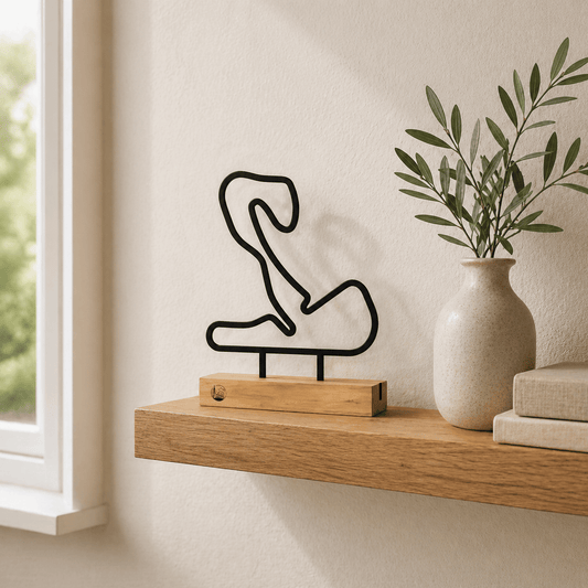 Luxe Zandvoort circuit decoratie als minimalistisch interieurstuk in een moderne woonkamer.