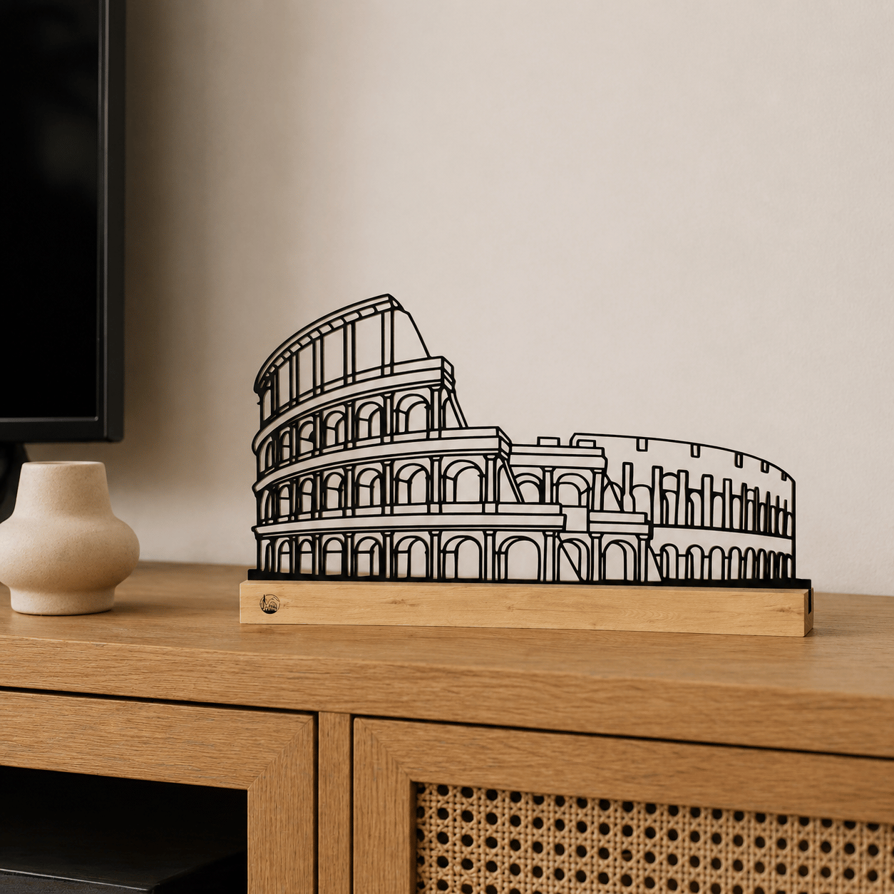 Luxe Colosseum decoratie als minimalistisch interieurstuk in een modern kantoor.