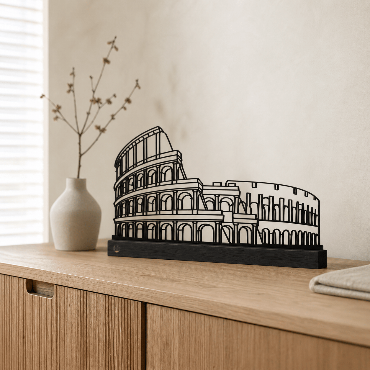 Het stalen silhouet van het Colosseum in een modern interieur, zijdeglans zwarte afwerking.