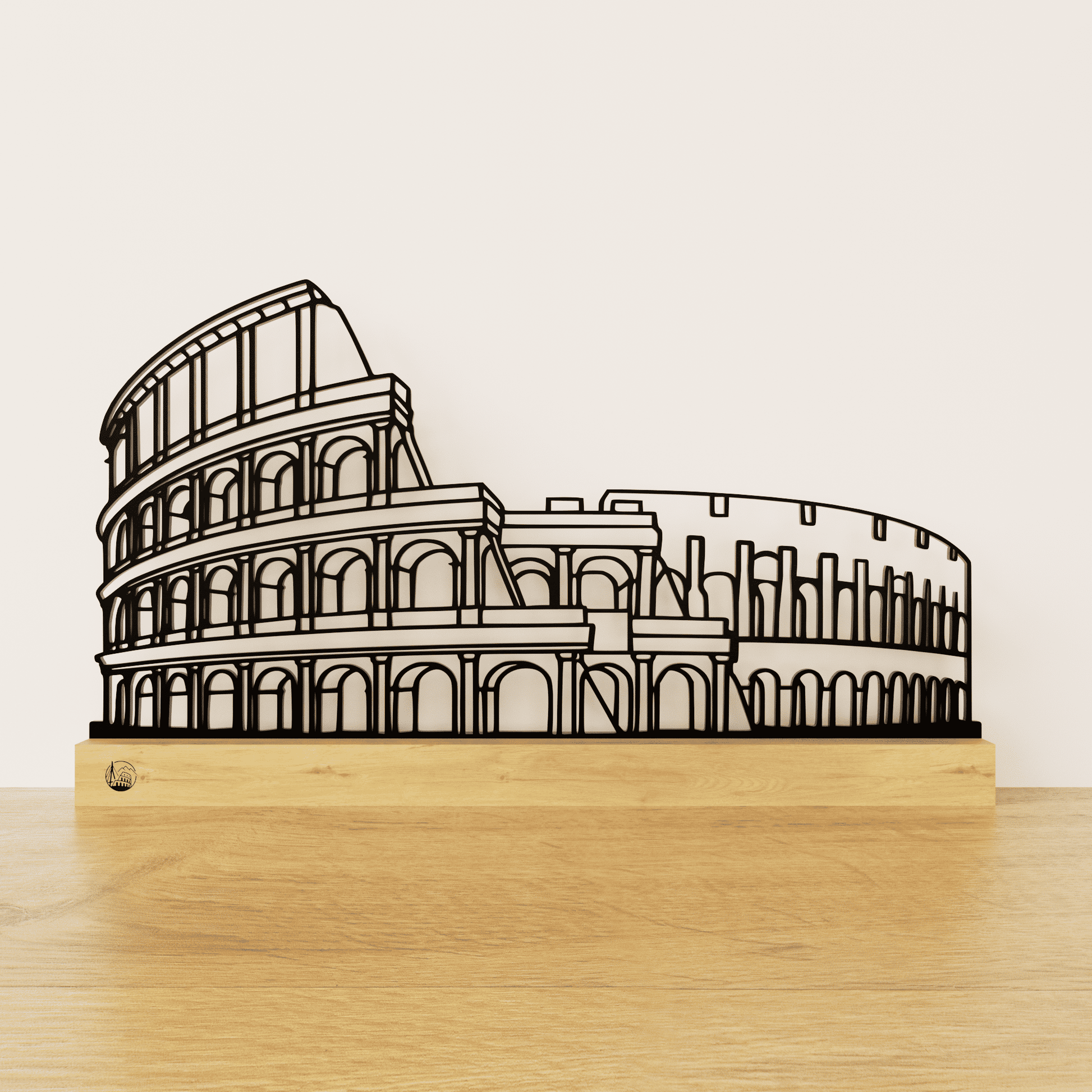 Minimalistisch Colosseum silhouet van zwart staal op een naturel eikenhouten voetstuk.