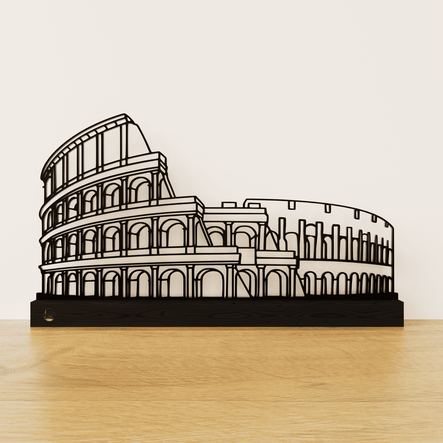 Minimalistisch Colosseum silhouet van zwart staal op een matzwart eikenhouten voetstuk.