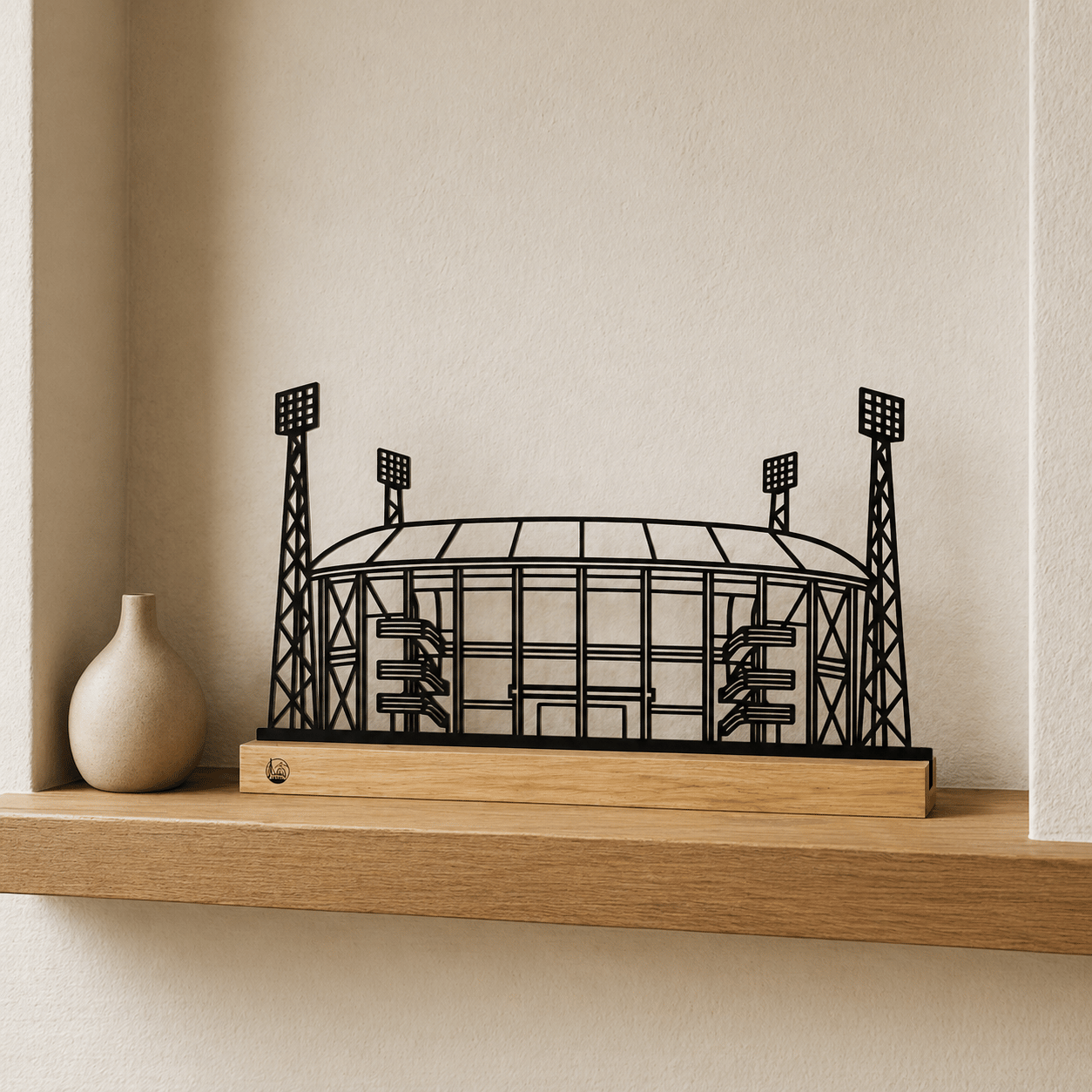 Luxe Feyenoord stadion decoratie als minimalistisch interieurstuk in een moderne woonkamer.