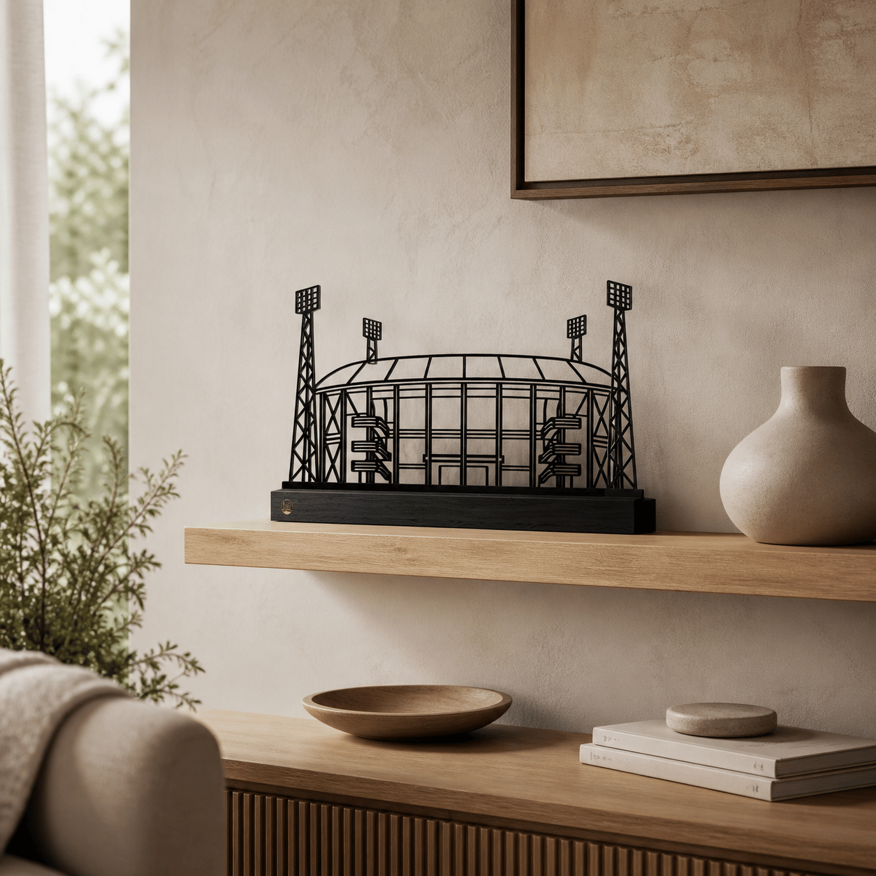 Het stalen silhouet van de Kuip in een modern interieur, zijdeglans zwarte afwerking.
