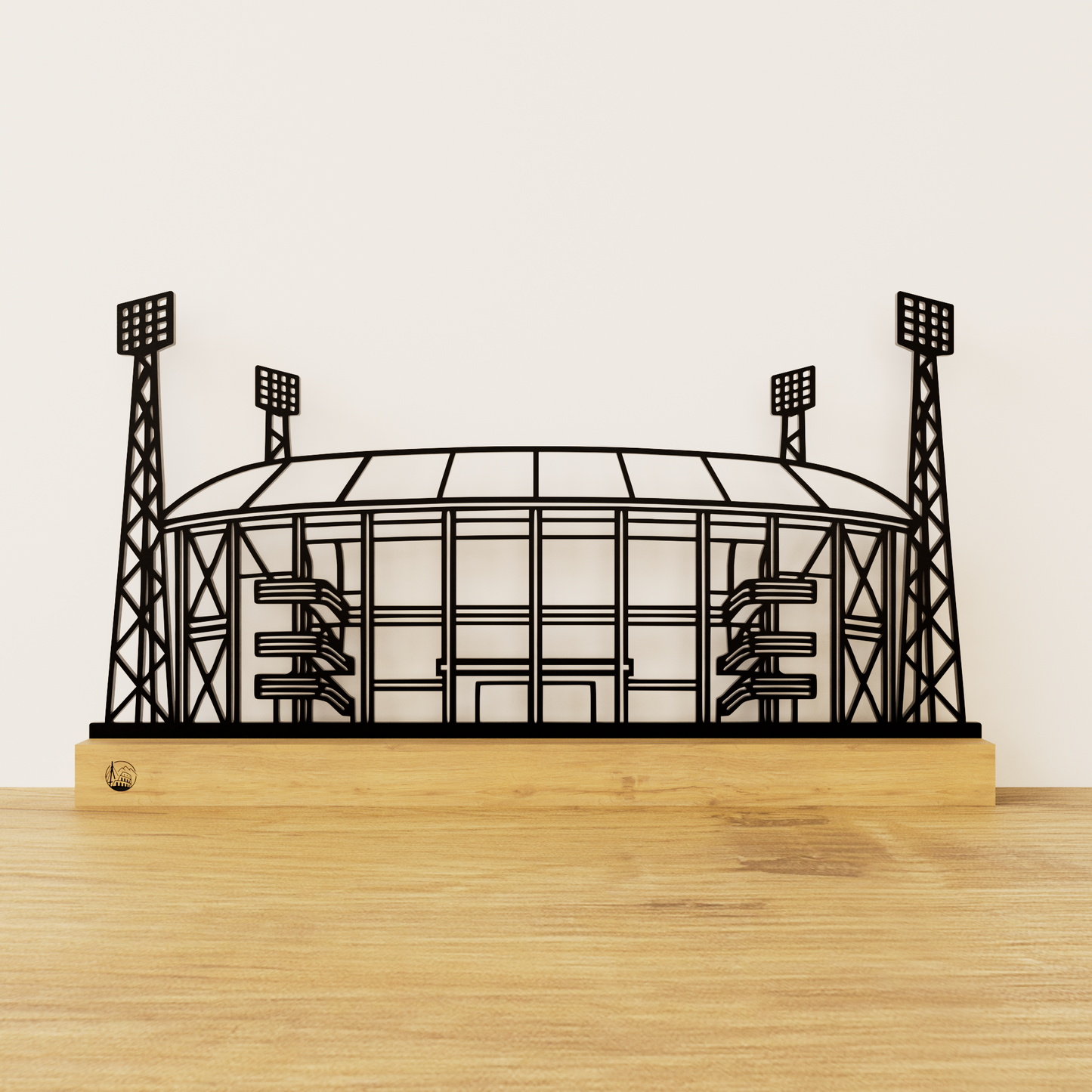 Minimalistisch De Kuip stadion silhouet van zwart staal op een naturel eikenhouten voetstuk.