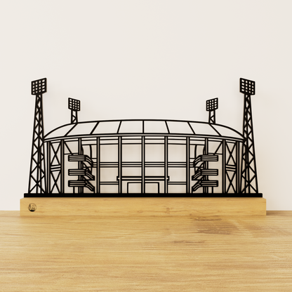 Minimalistisch De Kuip stadion silhouet van zwart staal op een naturel eikenhouten voetstuk.