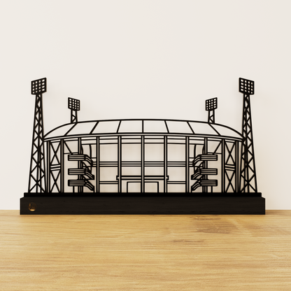 Minimalistisch De Kuip stadion silhouet van zwart staal op een matzwart eikenhouten voetstuk.