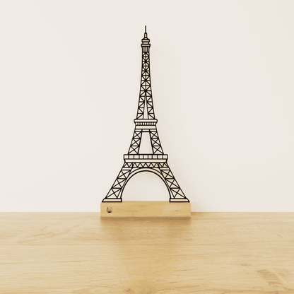 Minimalistisch Eiffeltoren silhouet van zwart staal op een naturel eikenhouten voetstuk