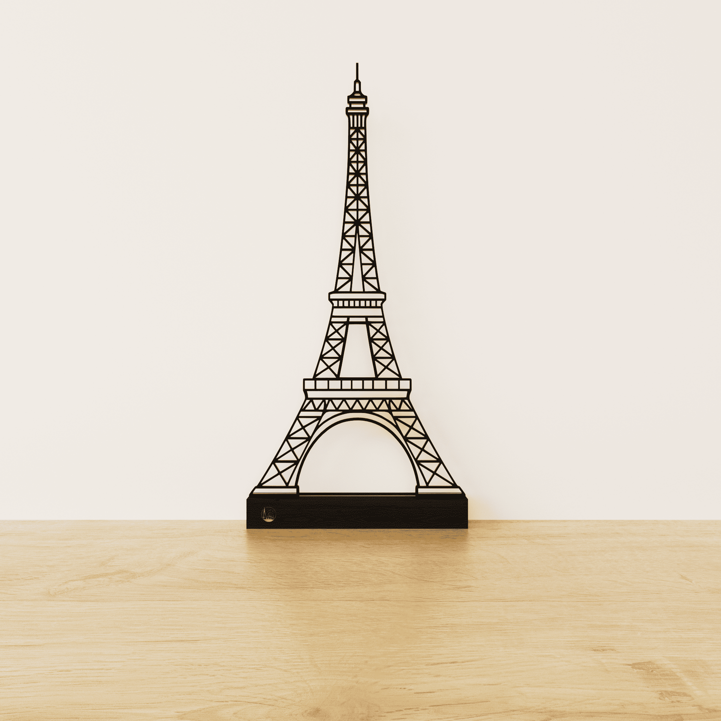 Minimalistisch Eiffeltoren silhouet van zwart staal op een matzwart eikenhouten voetstuk.