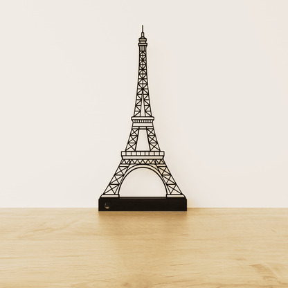 Minimalistisch Eiffeltoren silhouet van zwart staal op een matzwart eikenhouten voetstuk.