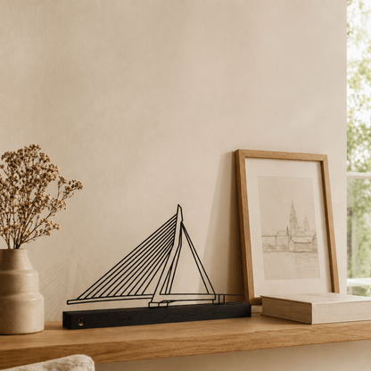 Het stalen silhouet van de Erasmusbrug in een modern interieur, zijdeglans zwarte afwerking.