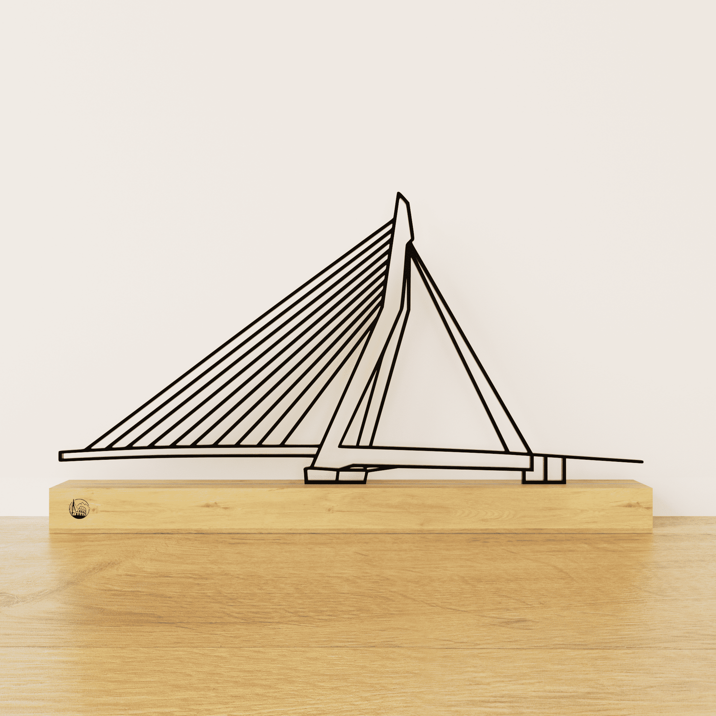 Minimalistisch Erasmusbrug silhouet van zwart staal op een naturel eikenhouten voetstuk.