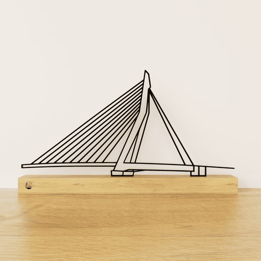 Minimalistisch Erasmusbrug silhouet van zwart staal op een naturel eikenhouten voetstuk.