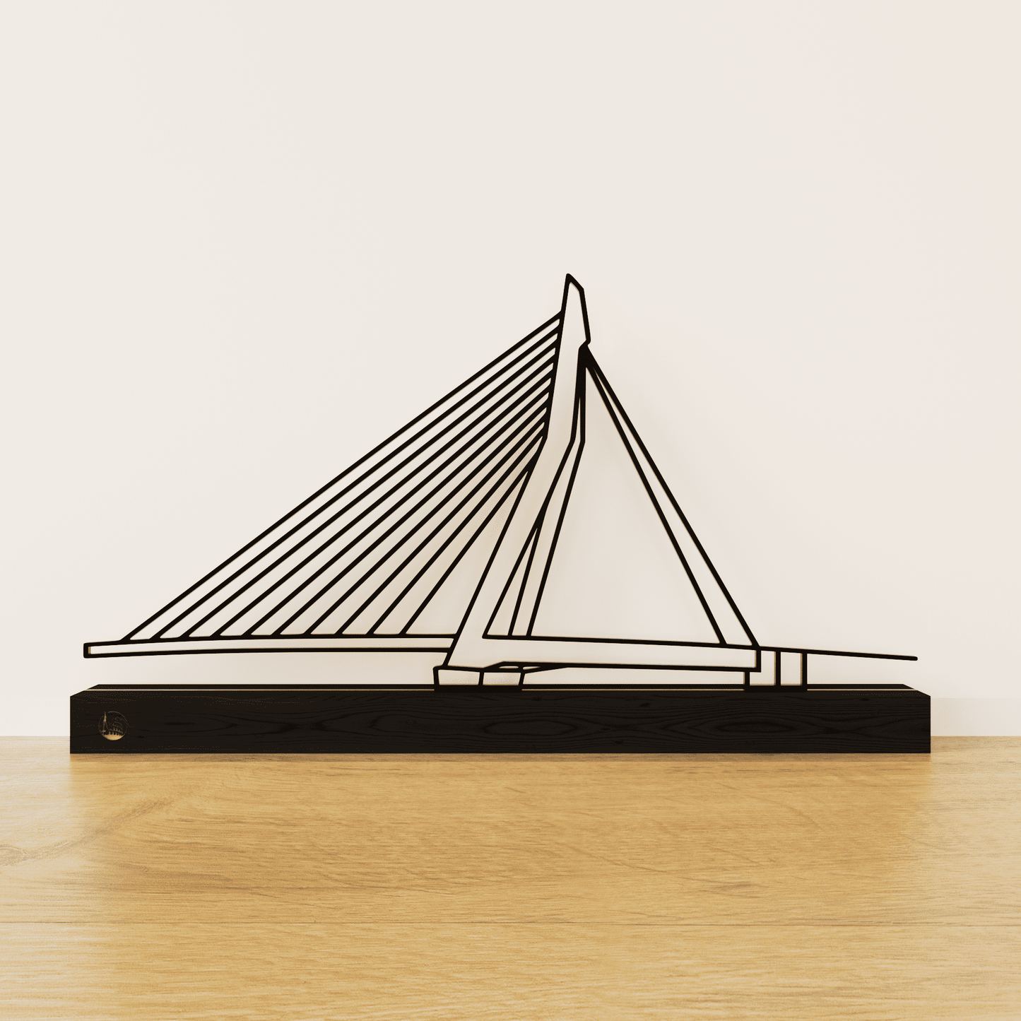 Minimalistisch Erasmusbrug silhouet van zwart staal op een matzwart eikenhouten voetstuk.