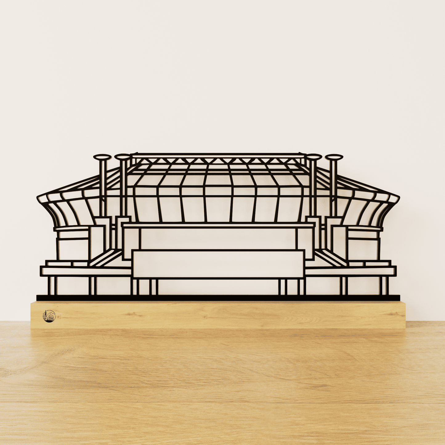 Zwart stalen Johan Cruijff ArenA silhouet op een naturel eikenhouten voetstuk.