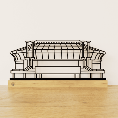 Zwart stalen Johan Cruijff ArenA silhouet op een naturel eikenhouten voetstuk.