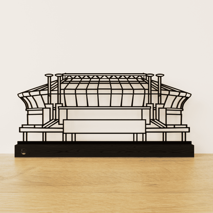 Minimalistisch Johan Cruijff ArenA silhouet van zwart staal op een matzwart eikenhouten voetstuk.