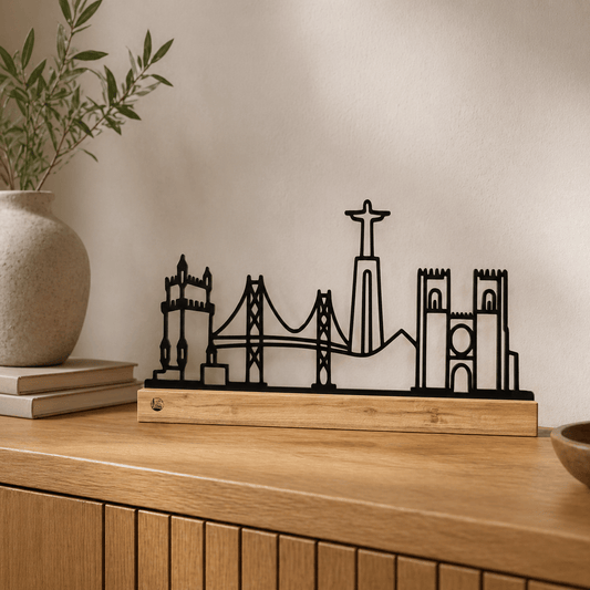 Luxe Lissabon skyline decoratie als minimalistisch interieurstuk in een moderne woonkamer.