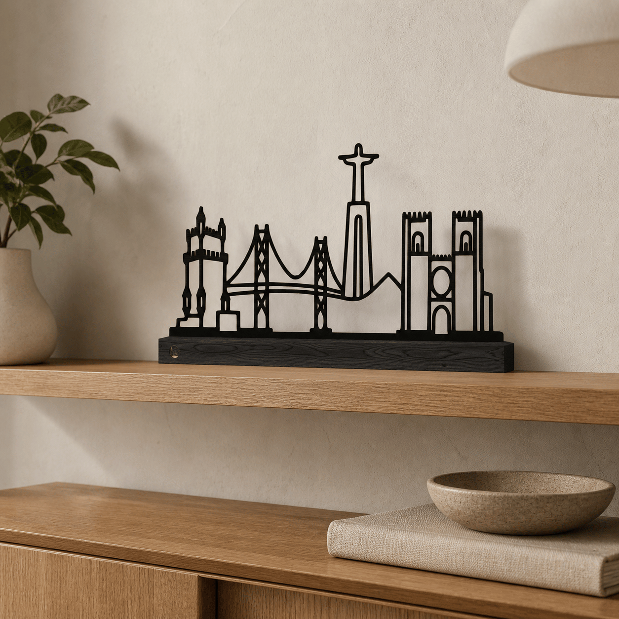 Het stalen silhouet van de skyline van Lissabon op een zwart eikenhouten voetstuk.