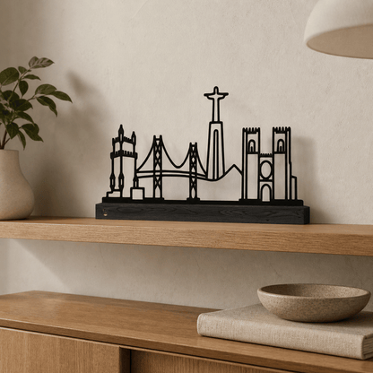 Het stalen silhouet van de skyline van Lissabon op een zwart eikenhouten voetstuk.