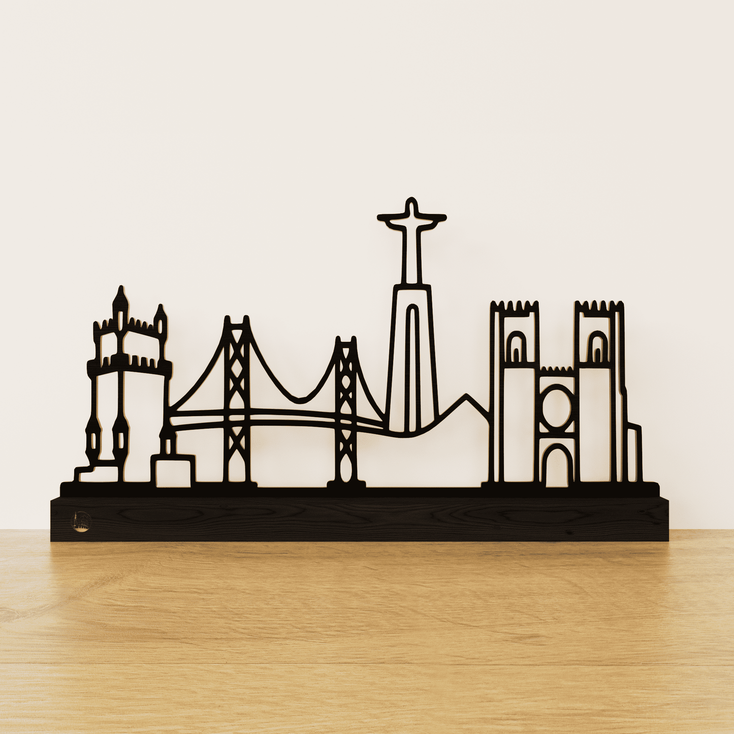 Minimalistisch Lissabon silhouet van zwart staal op een matzwart eikenhouten voetstuk.