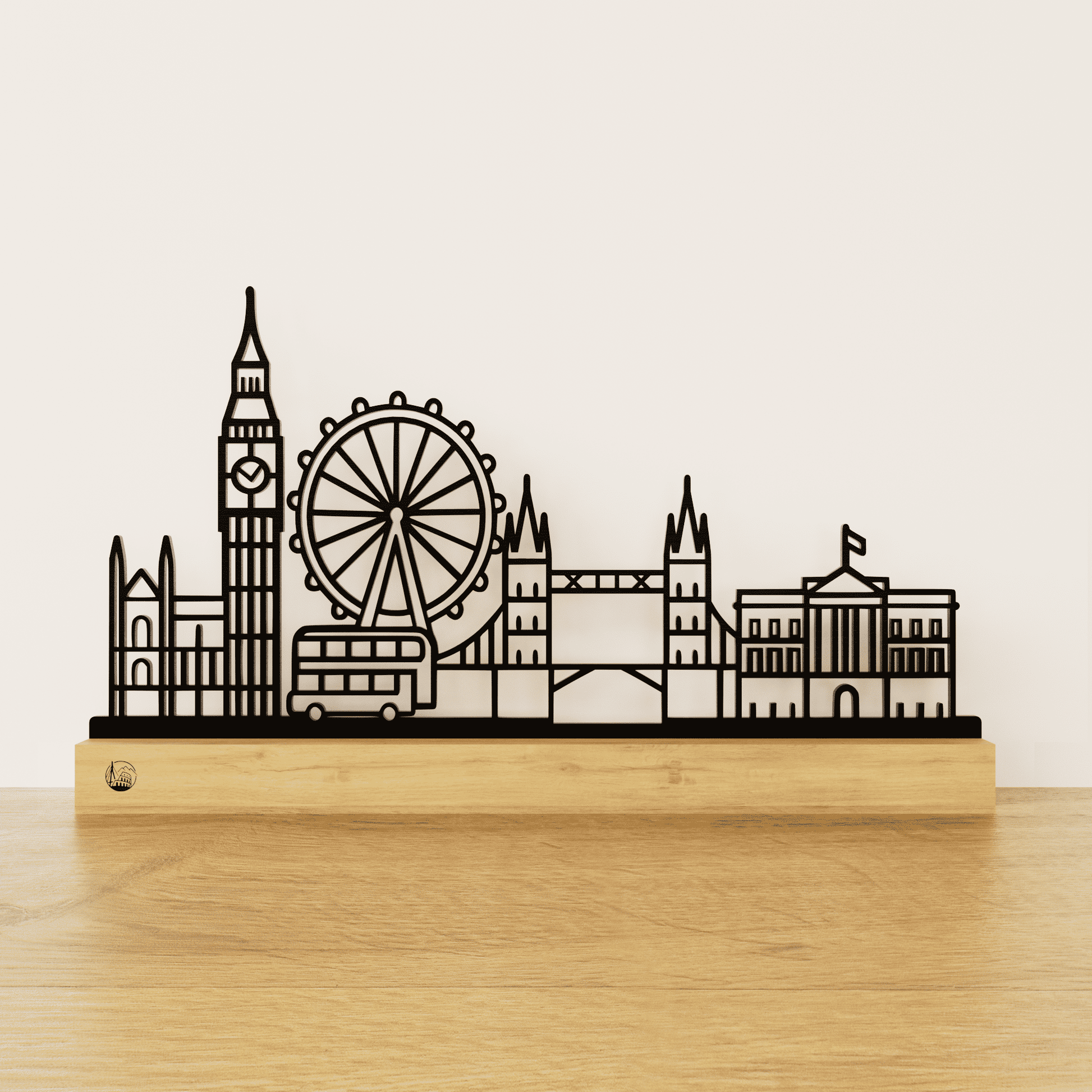 Minimalistisch Londen silhouet van zwart staal op een naturel eikenhouten voetstuk.