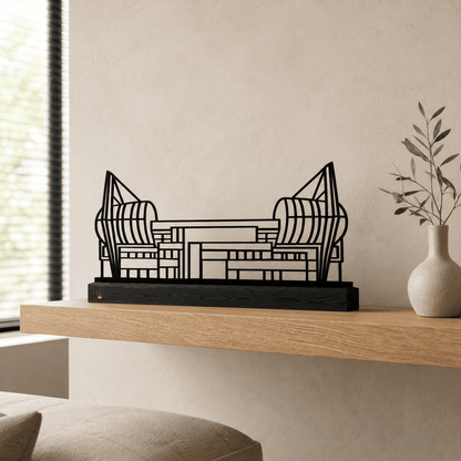 Het stalen silhouet van het Philips Stadion op een zwart eikenhouten voet, gestyled op een wandplank.