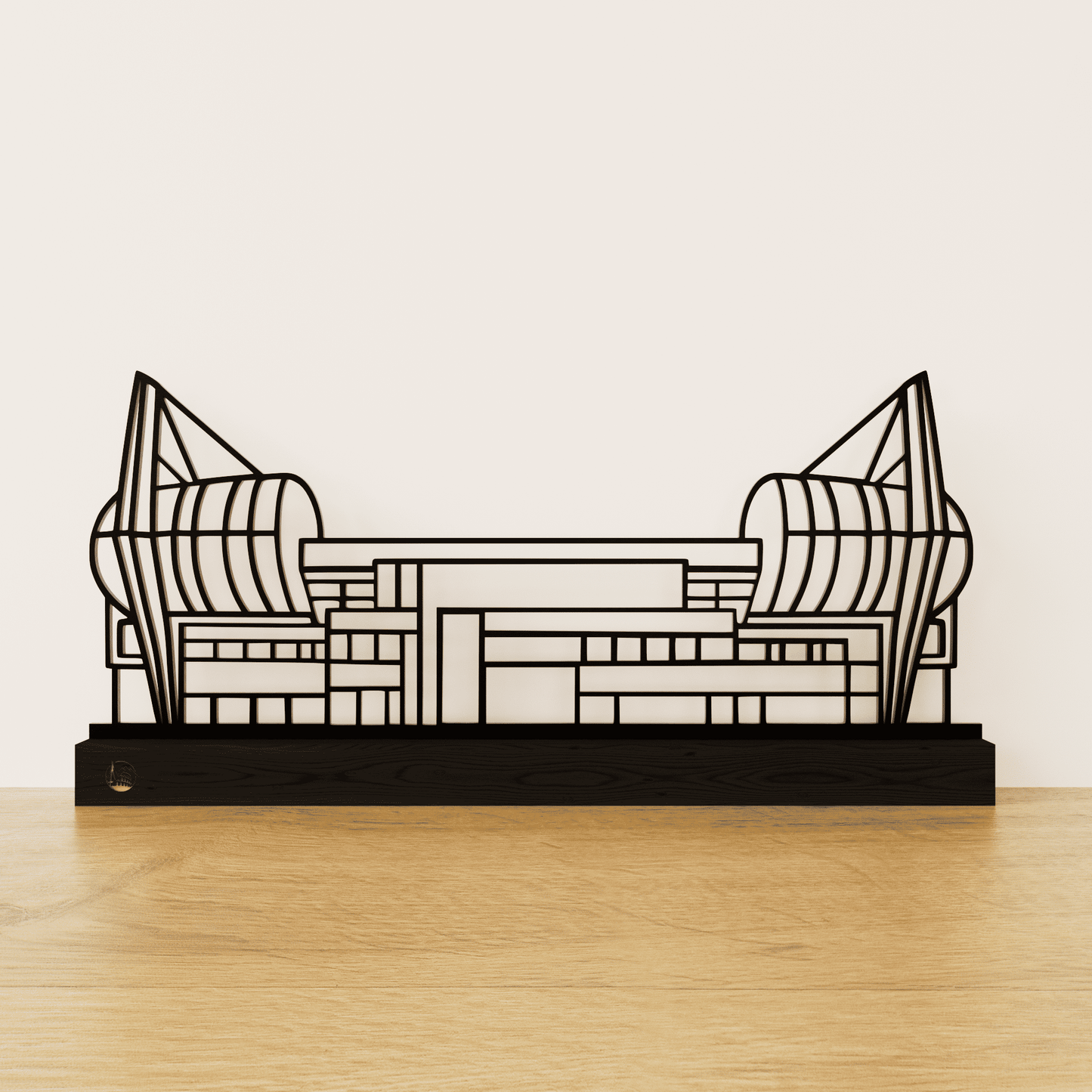 Minimalistisch Phillips Stadion silhouet van zwart staal op een matzwart eikenhouten voetstuk.