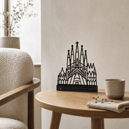 Het stalen silhouet van de Sagrada Família in een modern interieur, zijdeglans zwarte afwerking.