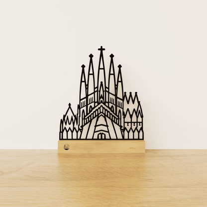 Minimalistisch Sagrada Família silhouet van zwart staal op een naturel eikenhouten voetstuk.