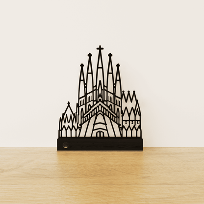 Minimalistisch Sagrada Família silhouet van zwart staal op een matzwart eikenhouten voetstuk.