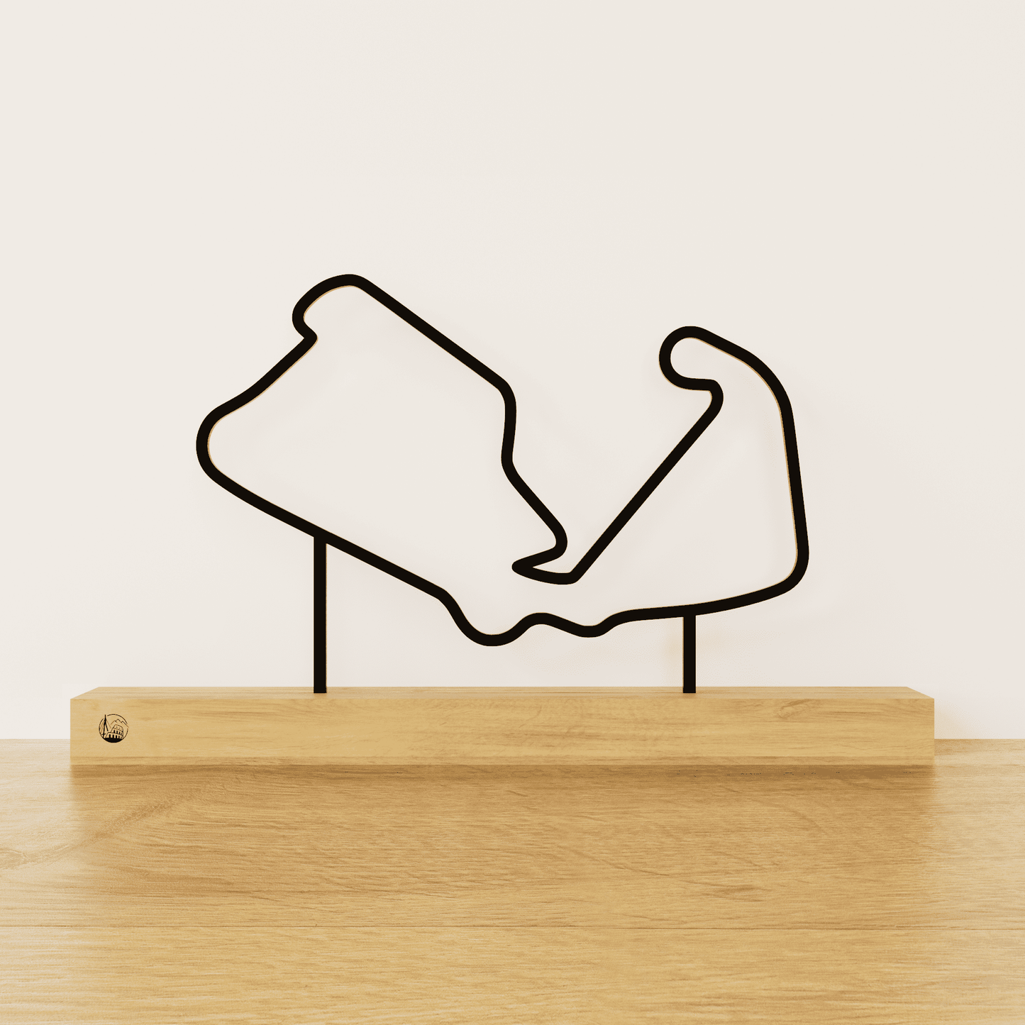 Minimalistisch Silverstone circuit silhouet van zwart staal op een naturel eikenhouten voetstuk.