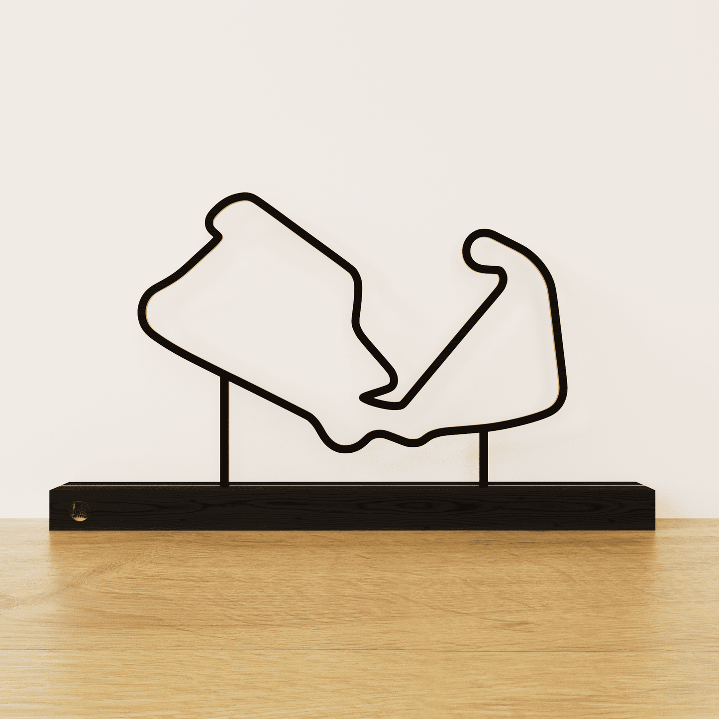 Minimalistisch Silverstone circuit silhouet van zwart staal op een matzwart eikenhouten voetstuk.