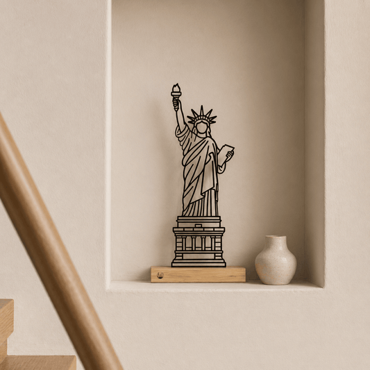 Luxe Vrijheidsbeeld decoratie als minimalistisch interieurstuk in een modern kantoor.