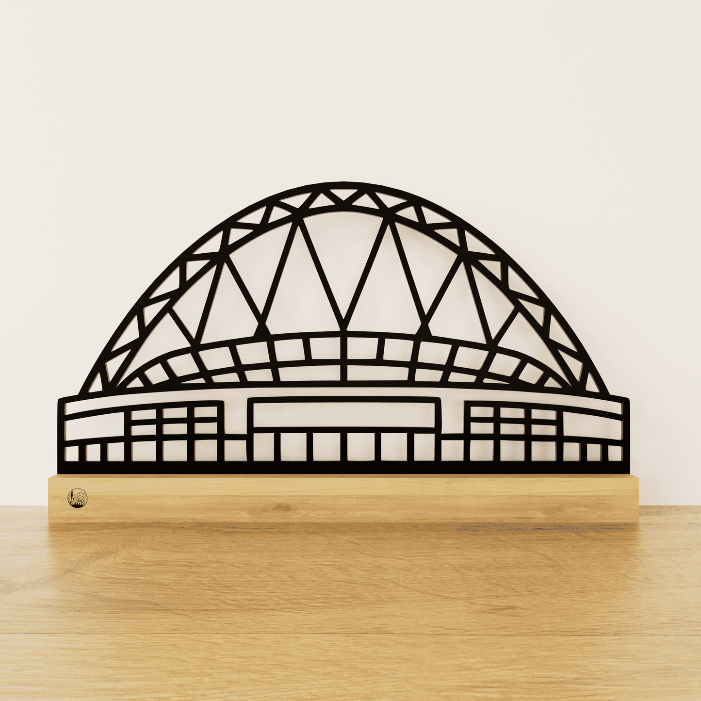 Minimalistisch Wembley Stadium silhouet van zwart staal op een naturel eikenhouten voetstuk.