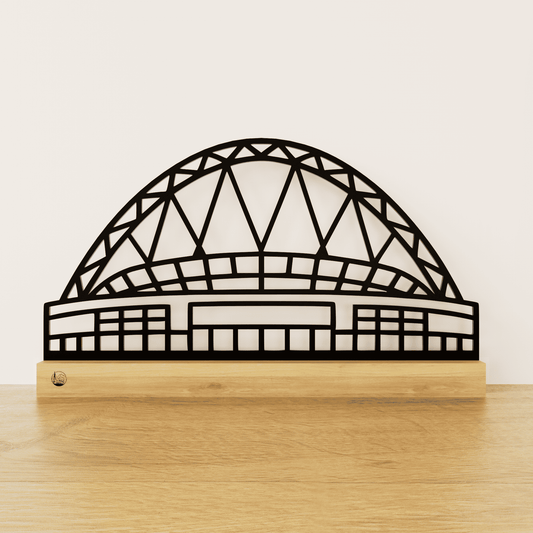 Minimalistisch Wembley Stadium silhouet van zwart staal op een naturel eikenhouten voetstuk.